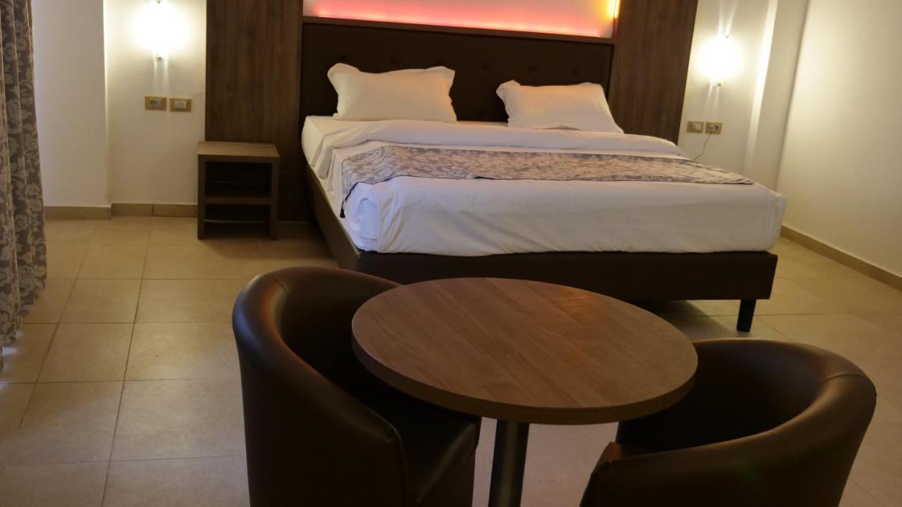 Hotel Franco Яунде Екстер'єр фото