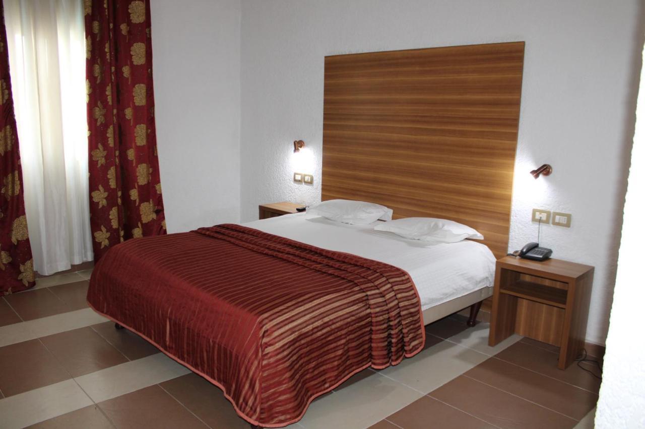 Hotel Franco Яунде Екстер'єр фото