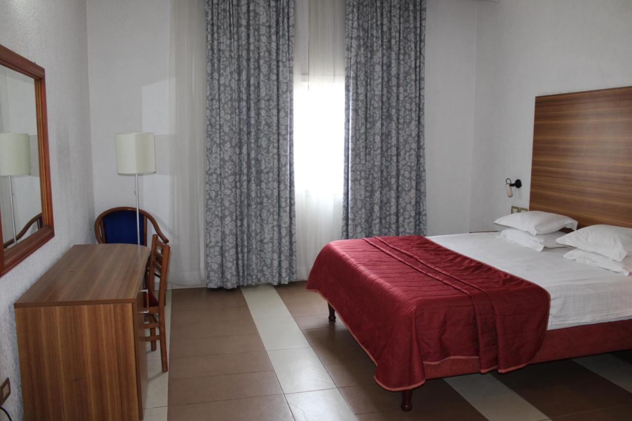 Hotel Franco Яунде Екстер'єр фото