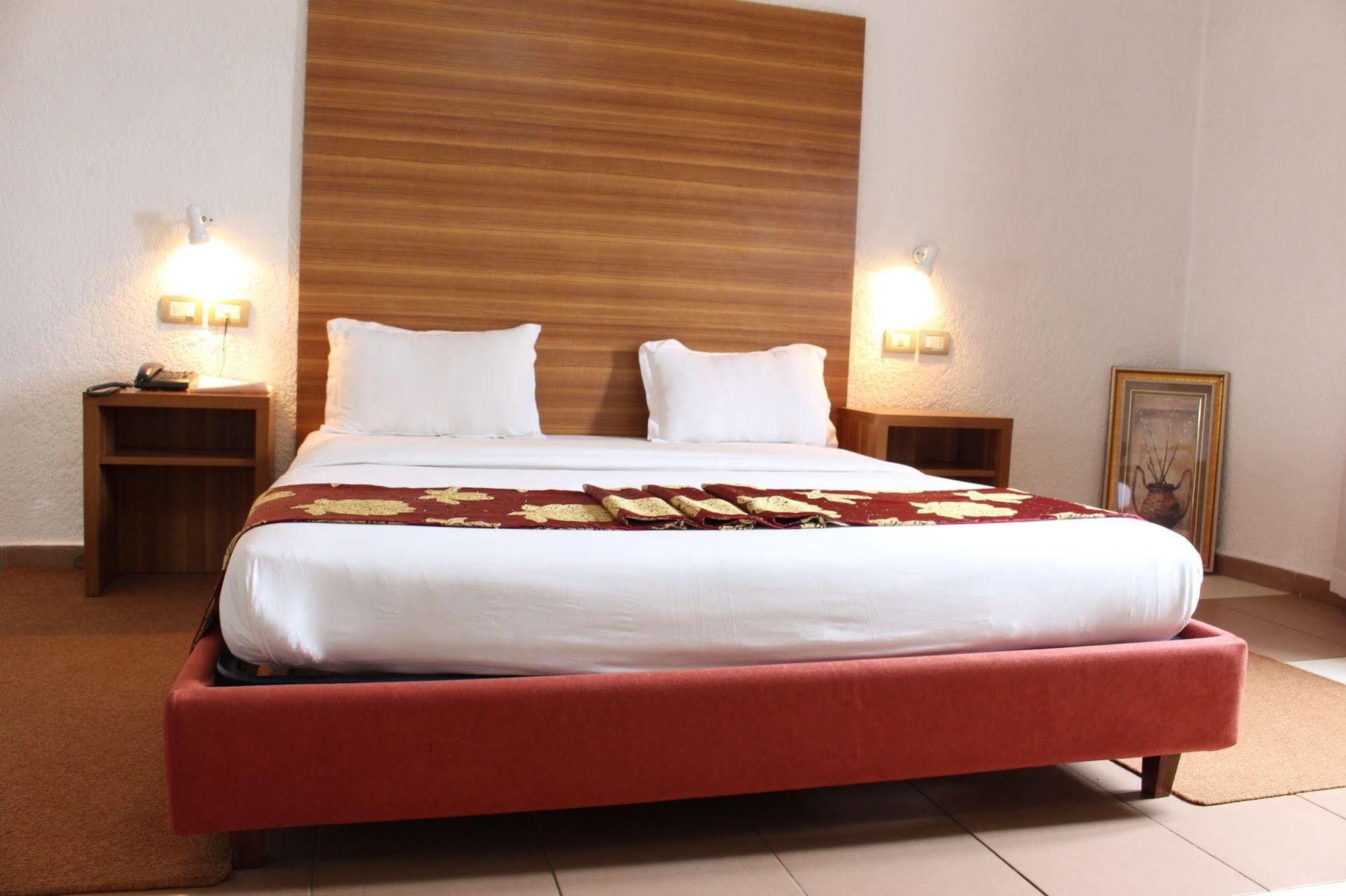 Hotel Franco Яунде Екстер'єр фото