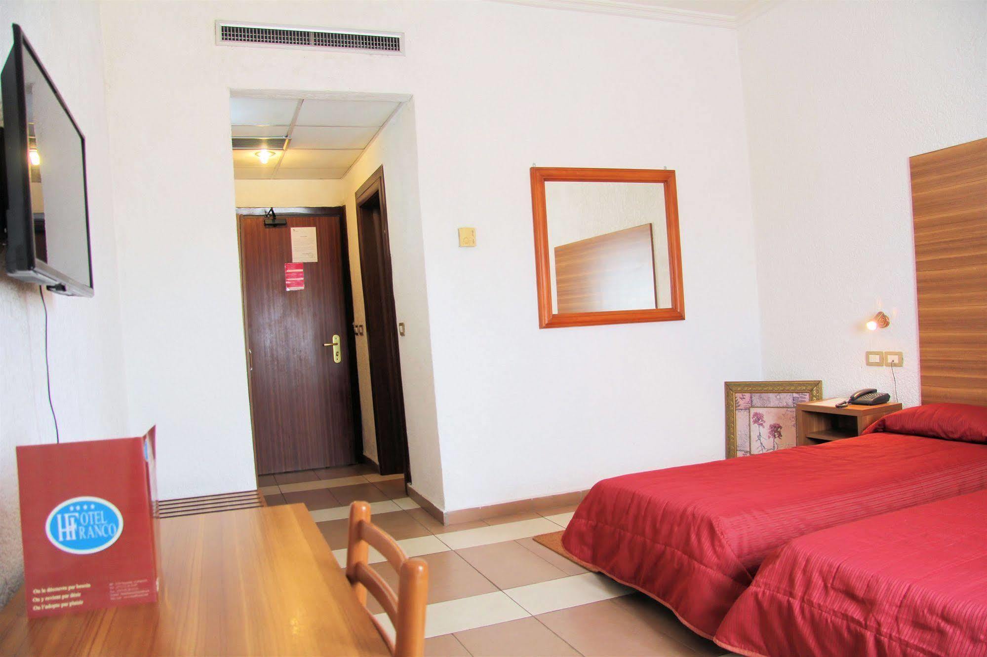 Hotel Franco Яунде Екстер'єр фото