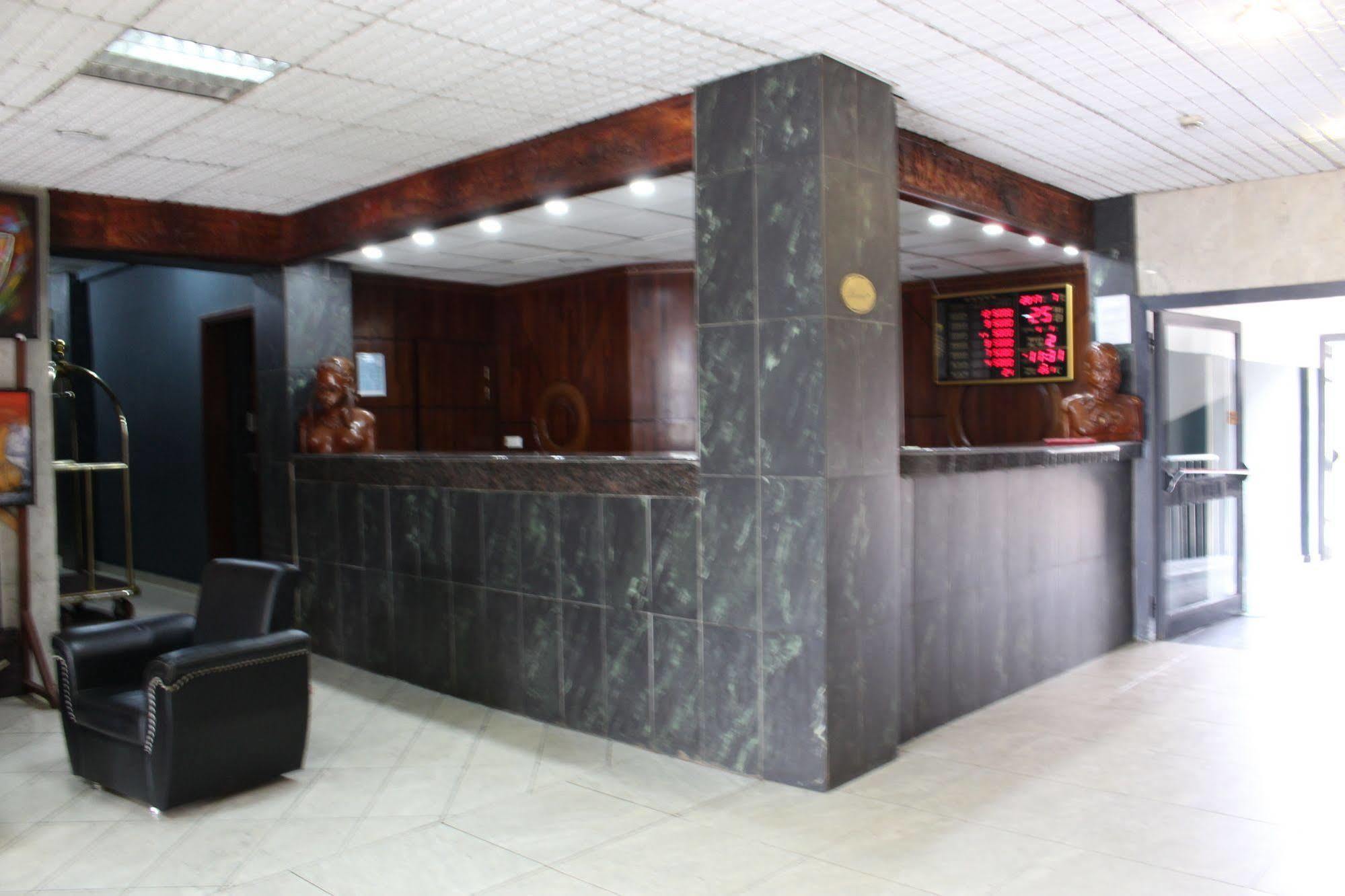 Hotel Franco Яунде Екстер'єр фото