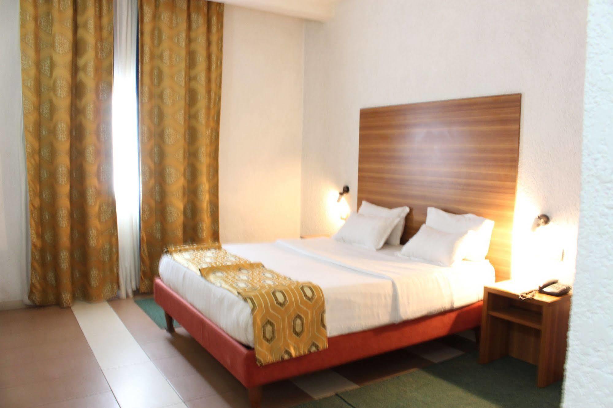Hotel Franco Яунде Екстер'єр фото