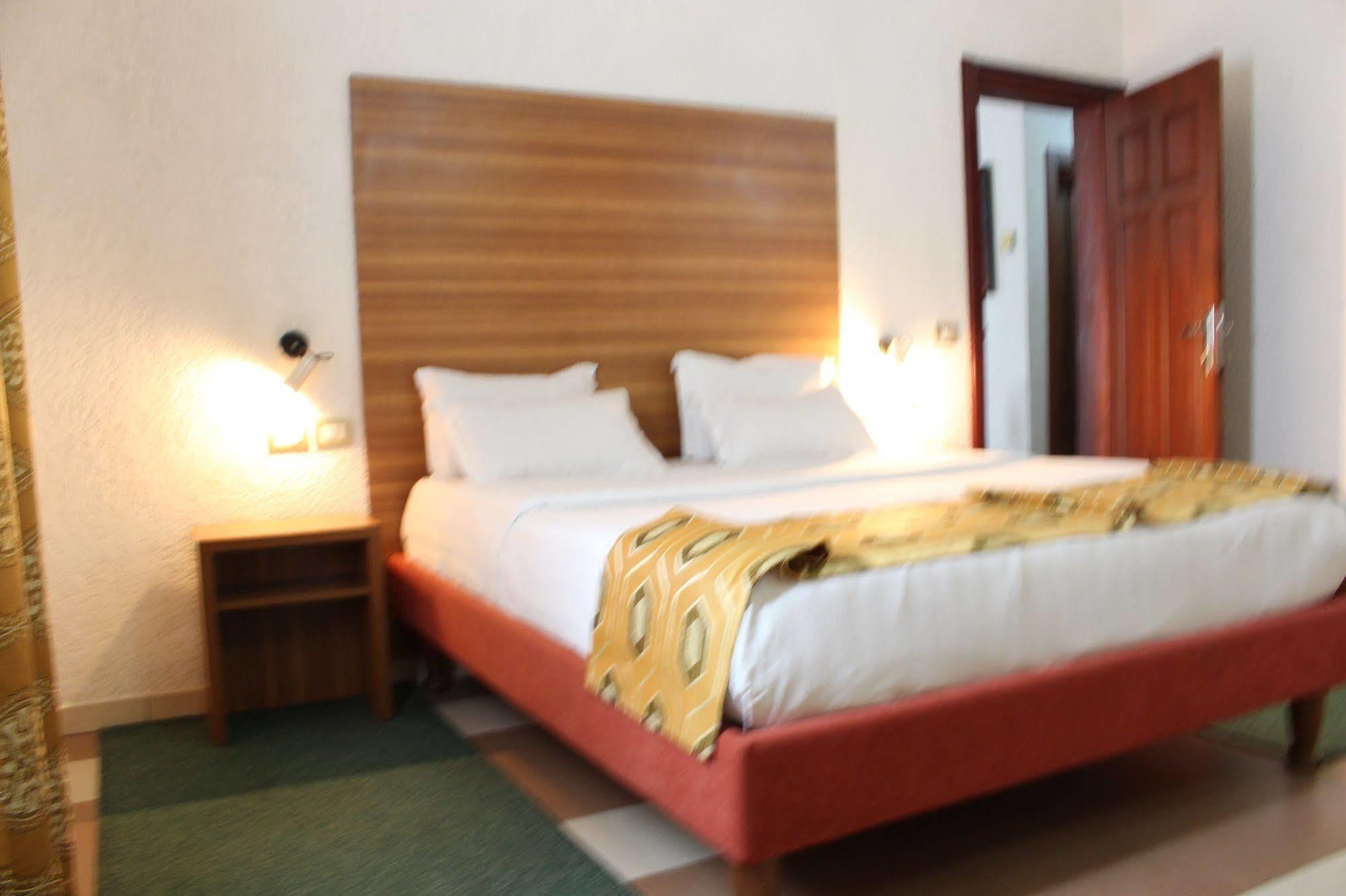 Hotel Franco Яунде Екстер'єр фото